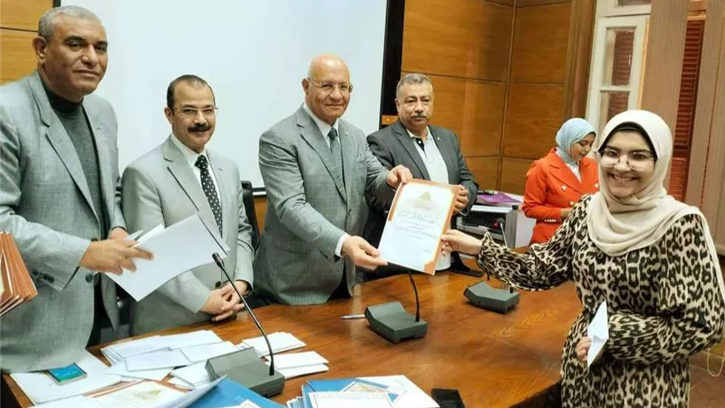 رئيس جامعة بنها يكرم الطلاب الفائزين فى المسابقات الثقافية