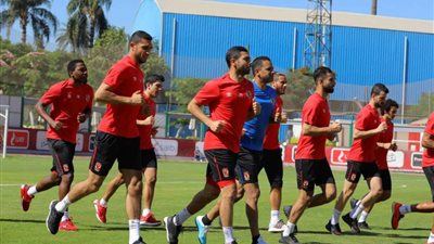 طبيب الأهلي يطمئن على نجم الفريق بعد الإصابة