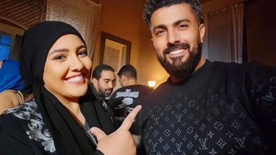 محمد سامي ينشر صورة برفقة مي كساب من كواليس مسلسل العمدة