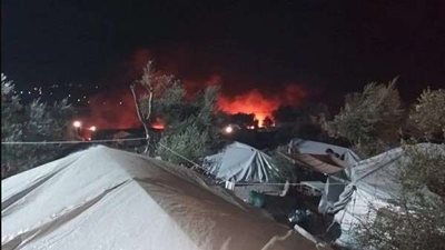 حريق ضخم في مخيم للاجئين باليونان .. فيديو