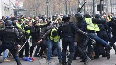 تظاهرات في باريس والشرطة الفرنسية ترد بالغاز المسيل للدموع