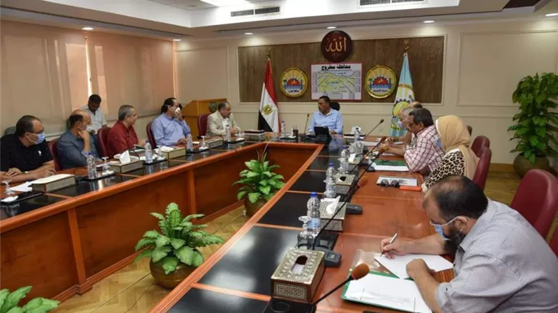 محافظ مطروح يناقش اقتراح تطوير 5 مناطق عشوائية