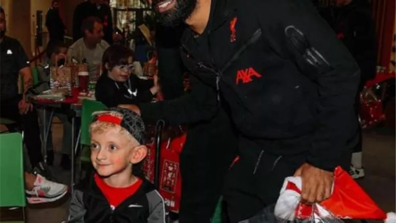 محمد صلاح فى زيارة مستشفى أطفال بمناسبة أعياد الميلاد
