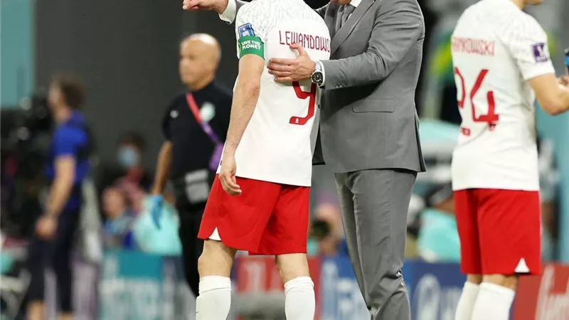 رسميًا.. الاتحاد البولندي يعلن عن إقالة تشيسلاف ميشنيفيتش