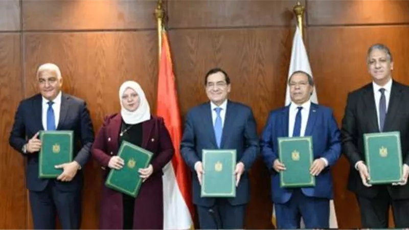 وزير البترول يوقع اتفاقيتى تعاون للتنمية المجتمعية بمطروح وأبورديس
