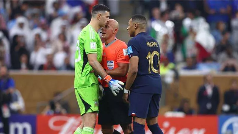 بسبب تصرفاته ضد مبابي.. الاتحاد الفرنسي يقدم شكوى رسمية ضد حارس الأرجنتين