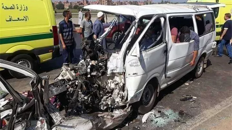 مصرع شخص وإصابة 17 في حادث مروع بطريق طوخ