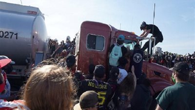 مصرع 3 أشخاص وإصابة آخرين في حادث تصادم شاحنة بـ 11 سيارة