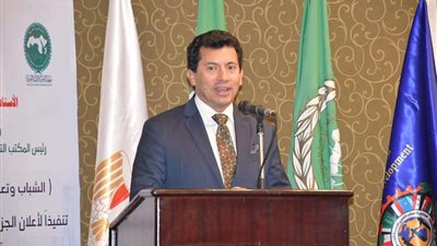وزير الشباب والرياضة يزور مصابي حادث صالة حسن مصطفى