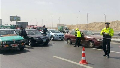 انتشار رجال المرور بالطرق والمحاور لإزالة العوائق وضبط المخالفين