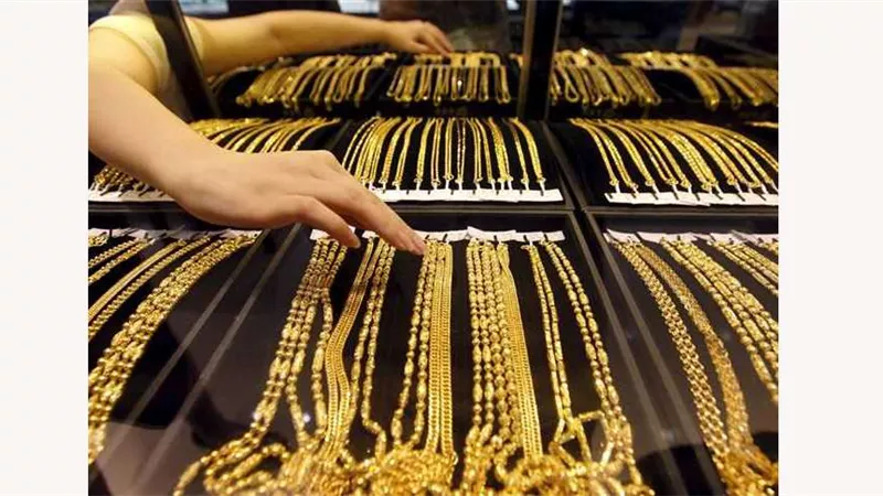 أسعار الذهب تنخفض والمصنعية 10جنيهات للجرام