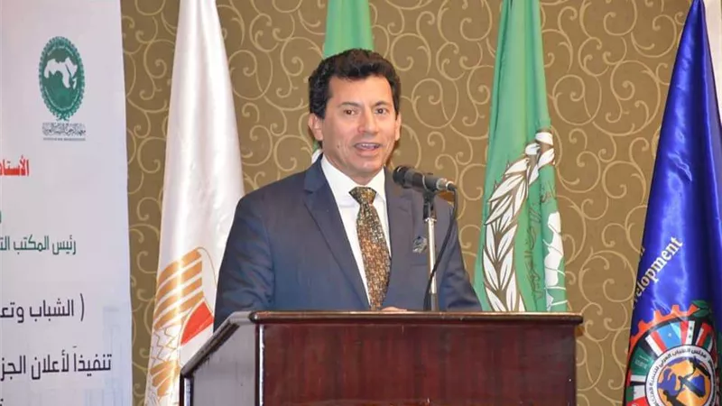 وزير الشباب والرياضة يزور مصابي حادث صالة حسن مصطفى