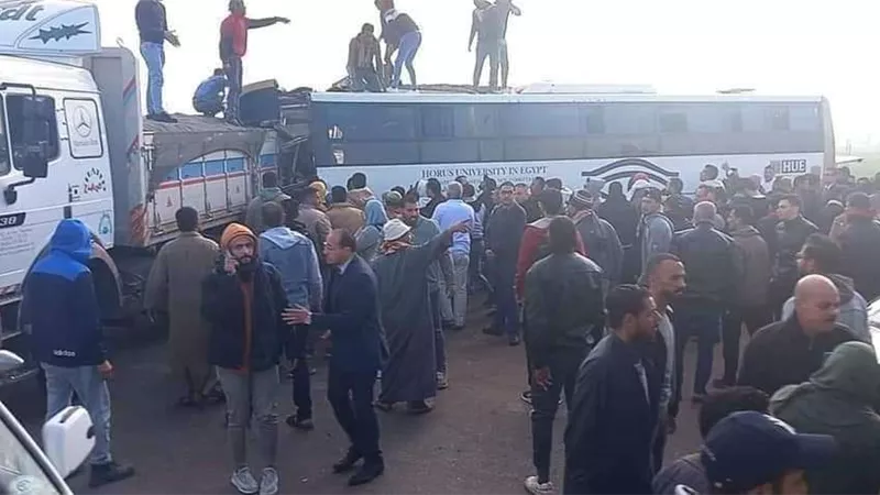 الصور الأولى لـ إصابة 17 طالبا وطالبة فى حادث تصادم أتوبيس بطريق المنصورة - جمصة