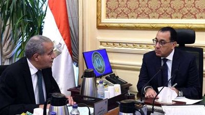 رئيس الوزراء يتابع مع وزير التموين موقف توافر السلع بالأسواق
