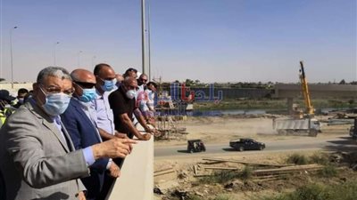 وزير النقل ومحافظ المنيا يتابعان العمل في تنفيذ محور سمالوط الحر على النيل
