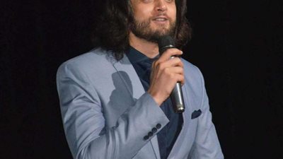 عمر خورشيد يتبرع بشعره لمستشفى السرطان 57357.. تفاصيل