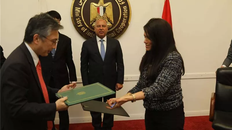 وزيرا النقل والتعاون الدولي يوقعان الشريحة الثانية من التمويل الإنمائي الميسر
