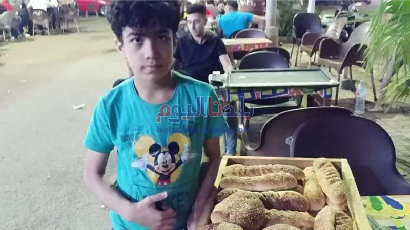 عمره 8 سنوات.. بائع مخبوزات بالمحلة: 