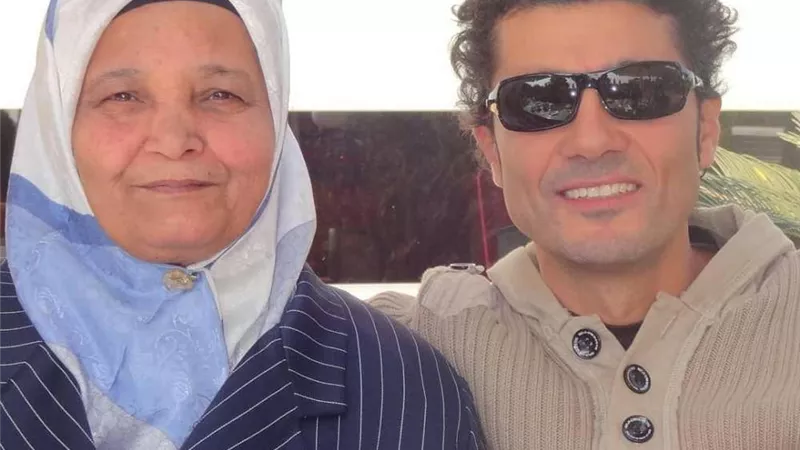 بهذه الطريقة.. خالد النبوي يُحيي الذكرى الثانية لرحيل والدته