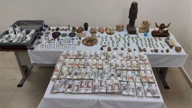 الداخلية تُحبط محاولة بيع 201 قطعة يشتبه في أثريتها بحدائق الأهرام | صور