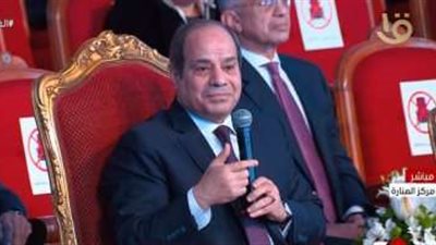 الرئيس السيسي يمازح أحد الأبطال طلب اللعب بالأهلى: مدخلنيش مع النادي والخطيب