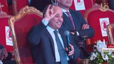 الرئيس السيسي يرد التحية على شابة من 