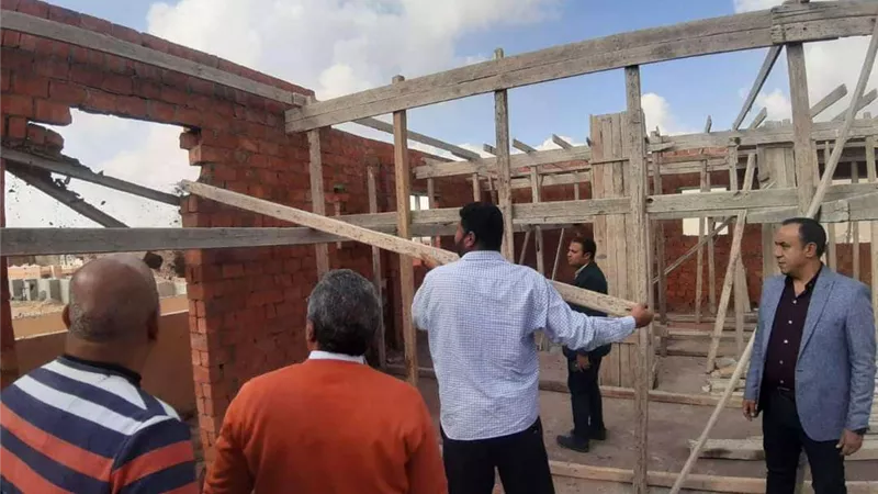 جهاز مدينة الشروق: إزالة مخالفات بناء في مهدها بدور السطح بمناطق متفرقة