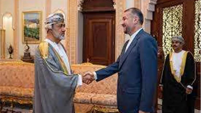 وزير الخارجية الإيراني يلتقي سلطان عمان في مسقط