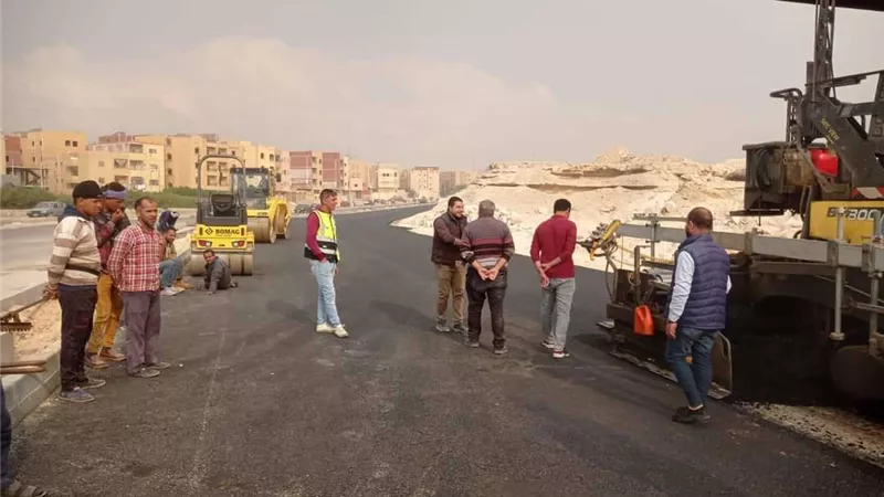 رئيس جهاز 15 مايو يتابع أعمال تنفيذ الطرق والمحاور بالمدينة