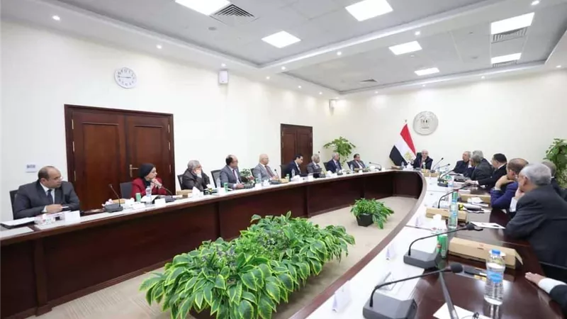 وزير التعليم العالي يعقد اجتماعًا مع رؤساء الجامعات الأهلية المُنبثقة عن الجامعات الحكومية