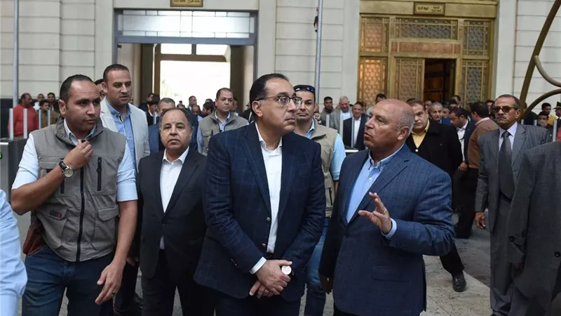 رئيس الوزراء يتفقد أعمال تطوير الميدان الرئيسي لمحطة مصر والنصب التذكاري بالإسكندرية