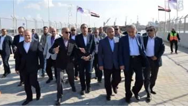 مدبولي يتفقد أعمال الشحن والتفريغ للحاويات بشركة الإسكندرية لتداول الحاويات والبضائع