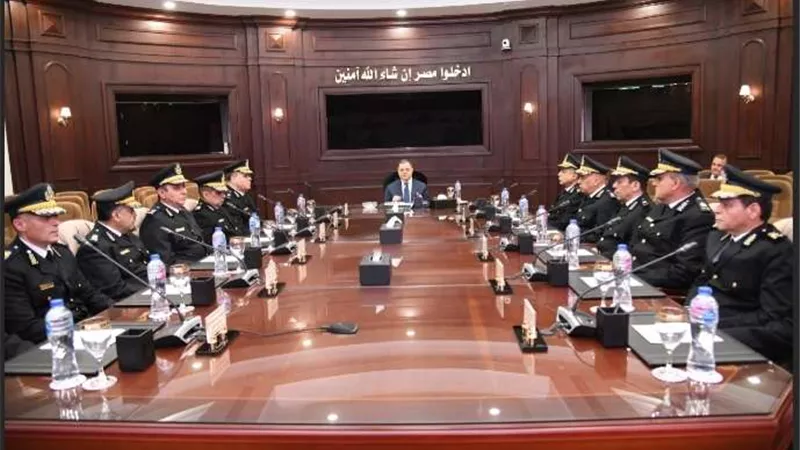 وزير الداخلية يستعرض مع مساعديه خطة تأمين أعياد المسيحيين ورأس السنة