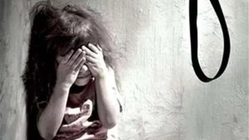 حرقها بالسجائر.. عامل يشارك زوجته في تعذيب طفلته 7 سنوات بالتبين