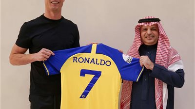 قميص رونالدو يحقق مكاسب باهظة خلال ساعة.. تفاصيل
