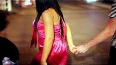 عزم أصدقائه على العشاء فكانت زوجته الوجبة.. سيدة تمارس الرذيلة مع 3 أشخاص في حضور زوجها