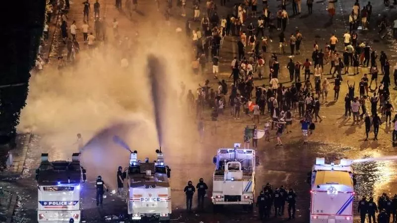 إحتفالات فرنسية تحرق 690 سيارة وتسجن 490