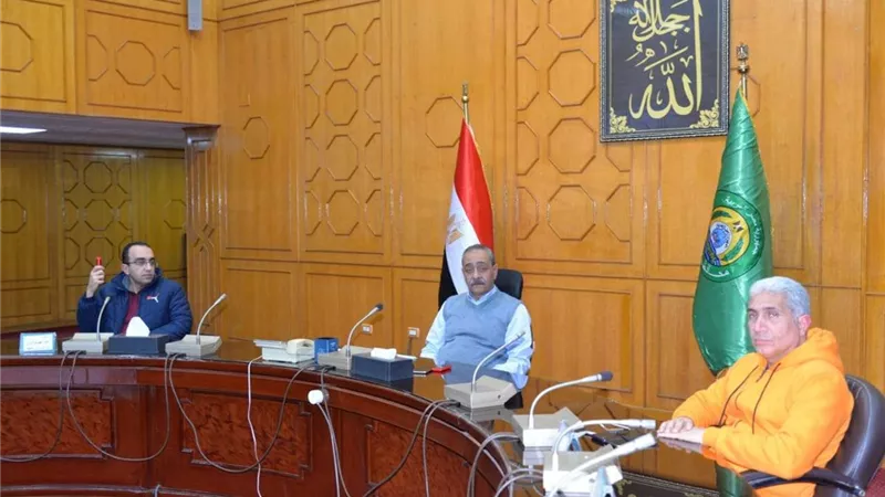 محافظ الإسماعيلية يتابع خطة التطوير وكفاءة الطرق