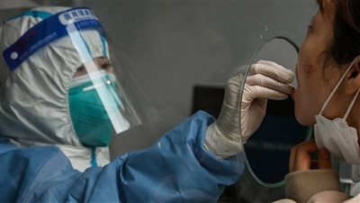 شاهد.. مستشفى شنغهاي الصيني يمتلئ بمصابين كوفيد وأفراد عائلاتهم