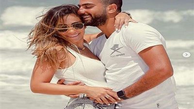 شاهد.. جلسة تصوير رومانسية تجمع محمد الشرنوبي وزوجته (صور)