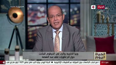 تمساح ضخم يفاجئ مصطفى شردي على الهواء.. والإعلامي: بيدور على الغدا