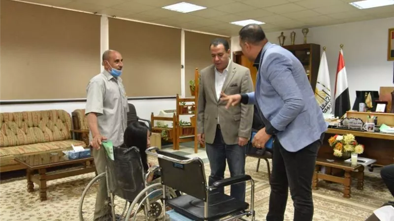 جامعة أسيوط تسلم كرسى متحرك لطالبة بكلية الآداب