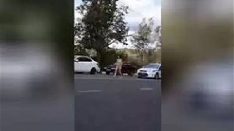 شاهد.. مذيعة تمشي عارية وسط الشارع  والشرطة تقبض عليها