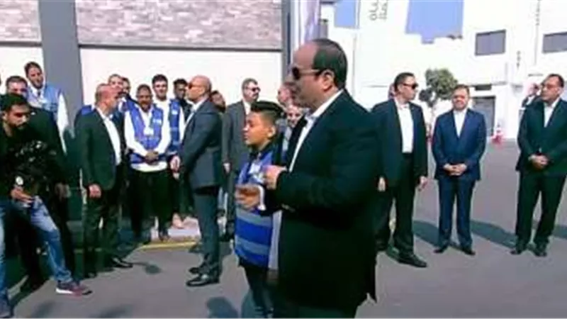 الرئيس السيسى لطلاب مدرسة بسوهاج: «أنتم بكره والمستقبل كله»