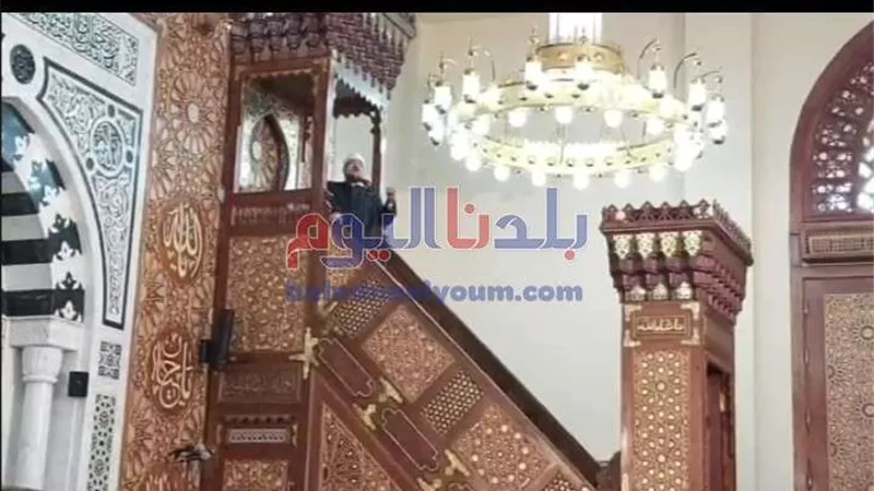 وزير الأوقاف ينهار من البكاء.. فيديو