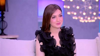 أم شعر سايح بختها منحوس.. الفنانة عنبر تمازح ياسمين عز على الهواء