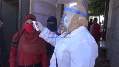 توقيع الكشف الطبي على طلاب 