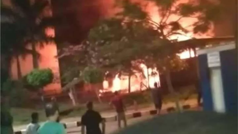 عــــــــاجــــــل .. حريق هائل في مبنى كلية التجارة بجامعة الزقازيق