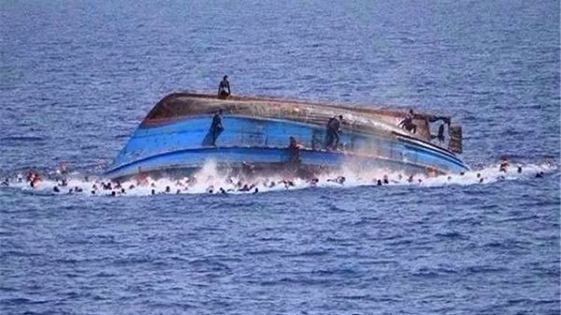 انتشال جثث 5 مهاجرين ونجاة 20 آخرين إثر غرق مركب تونسية