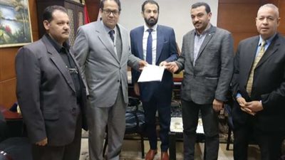 وكيل تعليم الغربية يسلم قرار إنشاء مدرستين داخل مصنع لمجلسى إدارة المصنعين